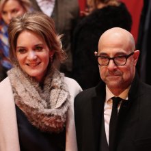 Berlino 2017: Stanley Tucci davanti ai fotografi sul red carpet di Final Portrait
