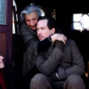 Django: Reda Kateb in una scena del film con la moglie e la madre