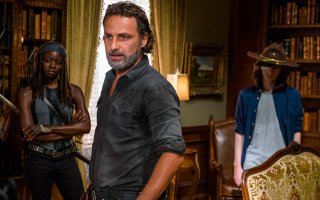 The Walking Dead: Andrw Lincoln e Danai Gurira nell'episodio Ci vuole coraggio