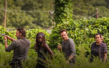 The Walking Dead: Danai Gurira e Andrew Lincoln in una scena