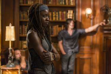 The Walking Dead: Danai Gurira in una scena