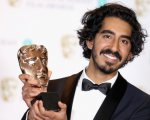 Dev Patel: Burberry sotto accusa per averlo scambiato con Riz Ahmed