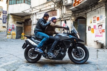 Falchi: Michele Riondino e Fortunato Cerlino in moto in una scena del film