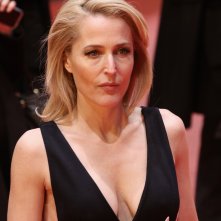 Berlino 2017: Gillian Anderson sul red carpet di Viceroy's House