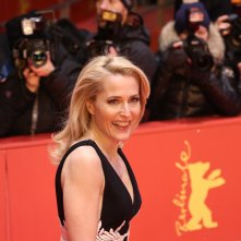Berlino 2017: Gillian Anderson sorridente sul red carpet di Viceroy's House