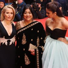 Berlino 2017: Gurinder Chadha, Gillian Anderson e  Huma Qureshi sul red carpet di Viceroy's House