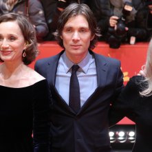 Berlino 2017: Sally Potter, Cillian Murphy, Kristin Scott Thomas sul red carpet di The party