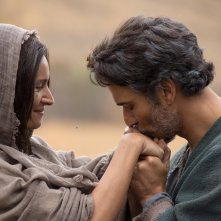 Piena di grazia: Bahia Haifi e Noam Jenkins in una scena del film