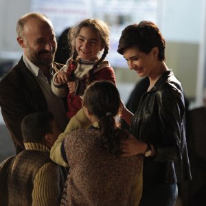 Rosso Istanbul: Halit Ergenç e Tuba Büyüküstün in una scena del film