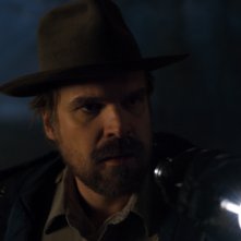 Stranger Things: David Harbour in una foto della serie