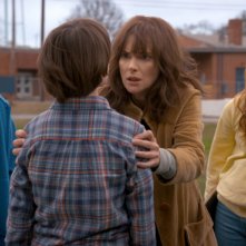Stranger Things: Winona Ryder in una foto della seconda stagione