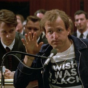 Larry Flynt - Oltre lo scandalo: Woody Harrelson ed Edward Norton in una scena del film