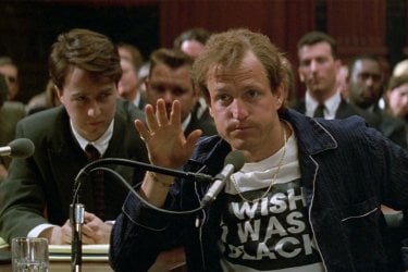 Larry Flynt - Oltre lo scandalo: Woody Harrelson ed Edward Norton in una scena del film