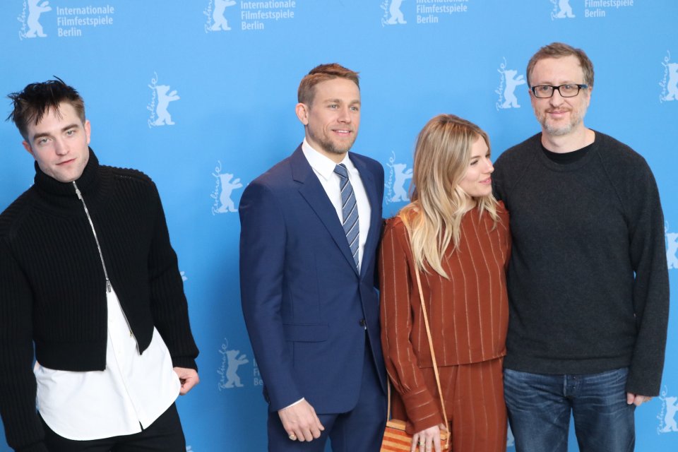 Berlino 2017: Robert Pattinson, Sienna Miller Charlie Hunnam e James Gray al photocall di Z - la città perduta