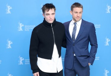 Berlino 2017: Robert Pattinson e Charlie Hunnam al photocall di Z - la città perduta
