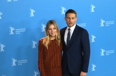 Berlino 2017: Sienna Miller e Charlie Hunnam al photocall di Z - la città perduta