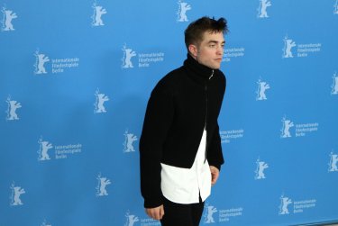 Berlino 2017: Robert Pattinson davanti ai fotografi al photocall di Z - la città perduta