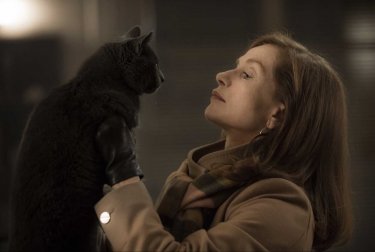 Elle: una assorta Isabelle Hupper con un gatto in un momento del film