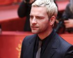 Alessandro Borghi, la star di Suburra a Berlino con un nuovo look  (FOTO)