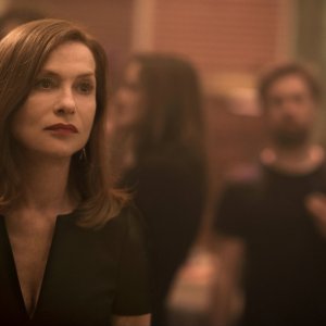 Elle: una assorta Isabelle Hupper in un momento del film