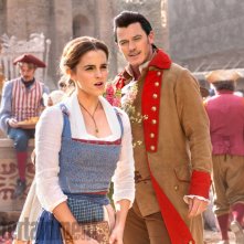 La Bella e la Bestia: una foto di Emma Watson e Luke Evans nel ruolo di Belle e Gaston