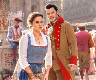 La Bella e la Bestia: una foto di Emma Watson e Luke Evans nel ruolo di Belle e Gaston