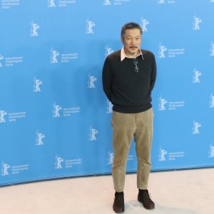 Berlino 2017: Hong Sangsoo al photocall di On the Beach at Night Alone