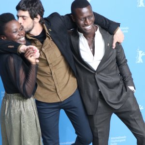 Berlino 2017: uno scatto di Julio Machado, Isabél Zuaa, Welket Bungué al photocall di Joaquim