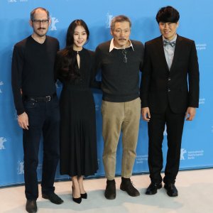 Berlino 2017: Hong Sangsoo, Kim Minhee, al photocall di On the Beach at Night Alone