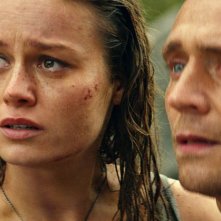 Kong: Skull Island, Brie Larson e Tom Hiddleston in una scena del film