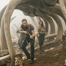 Kong: Skull Island, Brie Larson e Tom Hiddleston in un momento del film