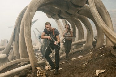 Kong: Skull Island, Brie Larson e Tom Hiddleston in un momento del film