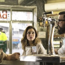 The Bar: Mario Casas e Blanca Suarez in una scena