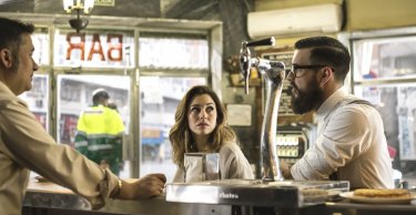 The Bar: Mario Casas e Blanca Suarez in una scena