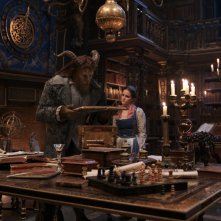 La Bella e la Bestia: Dan Stevens ed Emma Watson in una foto del film