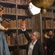 La Bella e la Bestia: Emma Watson sul set con il regista Bill Condon