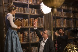 La Bella e la Bestia: Emma Watson sul set con il regista Bill Condon