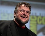 Guillermo del Toro: 'Le barriere che cercano di costruire tra di noi sono false'