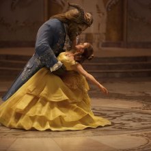 La Bella e la Bestia: Emma Watson e Dan Stevens danzano in una scena del film