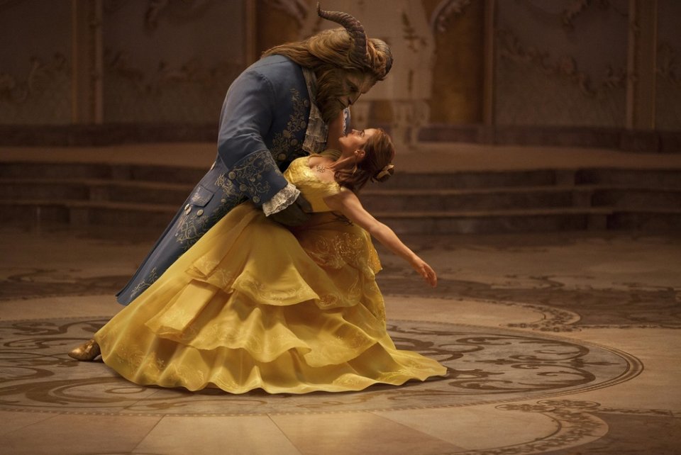 La Bella e la Bestia: Emma Watson e Dan Stevens danzano in una scena del film