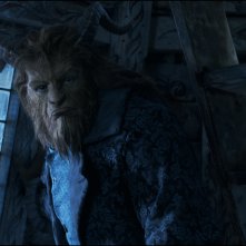 La Bella e la Bestia: Dan Stevens nei panni della Bestia in una scena del film