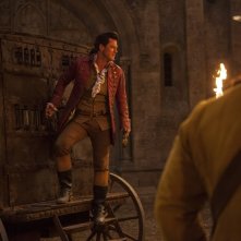 La Bella e la Bestia: Luke Evans in una scena del film