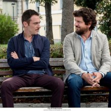 Questione di karma: Elio Germano e Fabio De Luigi in una scena del film