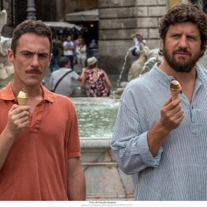 Questione di karma: Elio Germano e Fabio De Luigi in un momento del film