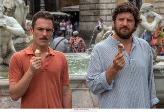 Questione di karma: Elio Germano e Fabio De Luigi in un momento del film