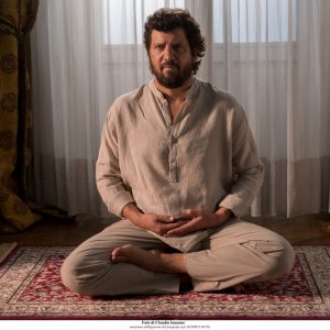 Questione di karma: Fabio De Luigi in un momento del film