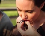 Angelina Jolie mangia insetti con i figli in Cambogia (e spiega come gustarli)