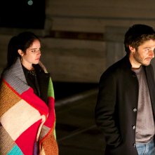 La Porta Rossa: Valentina Romani e Lino Guanciale in una foto della serie