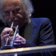Enrico Rava. Note necessarie: Rava suona la tromba in un momento del documentario