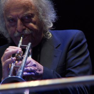 Enrico Rava. Note necessarie: Rava suona la tromba in un momento del documentario